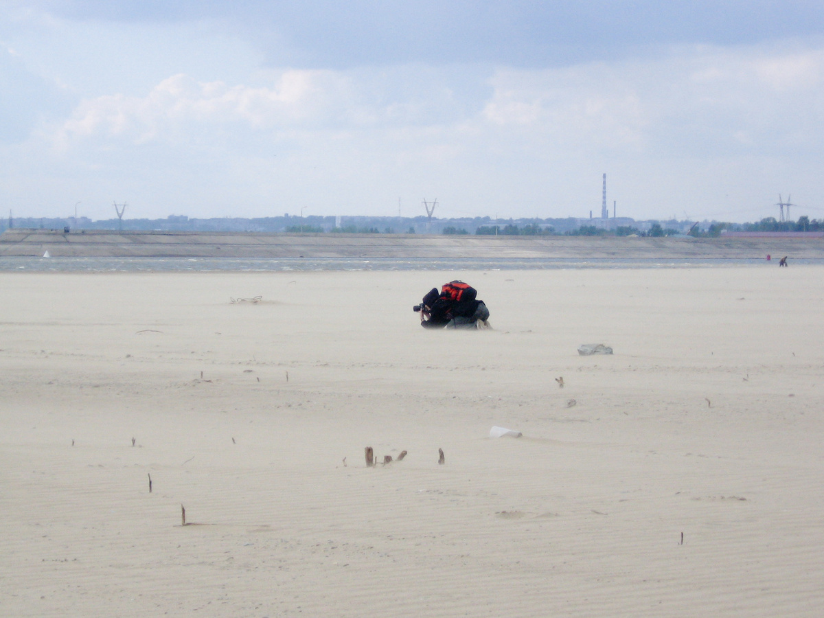 Вдоль волнореза вода была только на судоходном пути. Остальное всё было песком.