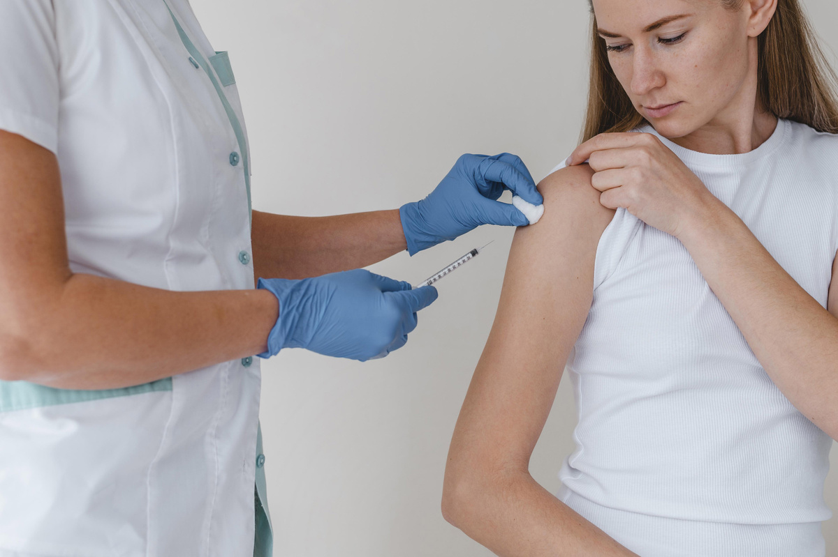 Курс экстренной вакцинации от клещевого энцефалита можно начать делать в марте. К началу мая в организме будет достаточное количество антител, нейтрализующих вирус. Фото:  Freepik