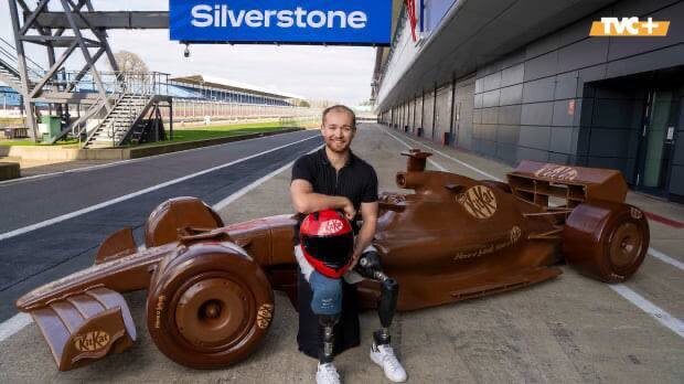 KitKat и Cadillac сделали шоколадный болид F-1 в натуральную величину