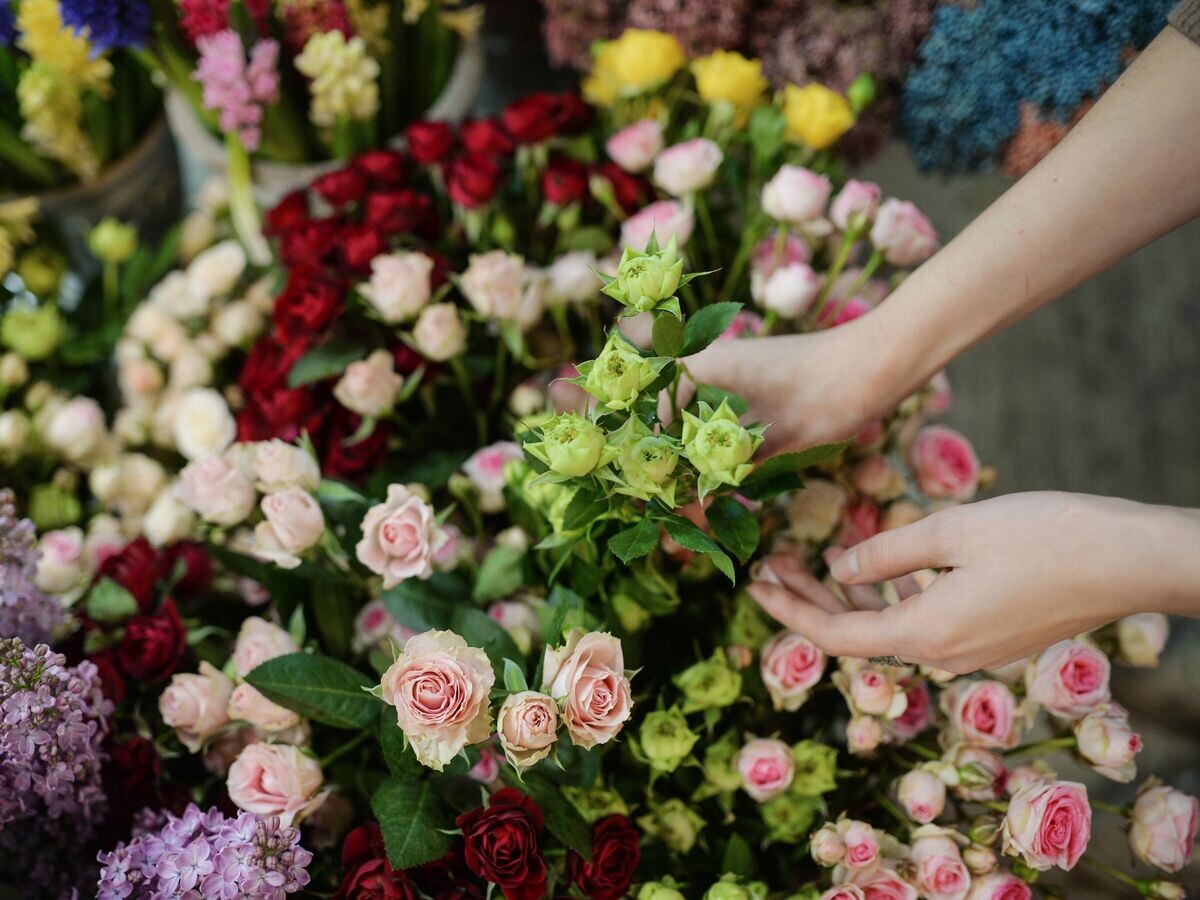    Флорист собирает букет | © РИА Новости / Александр Кряжев