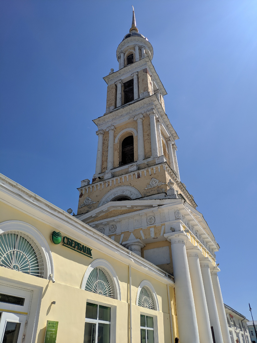 Мотайте фото кнопкой справа