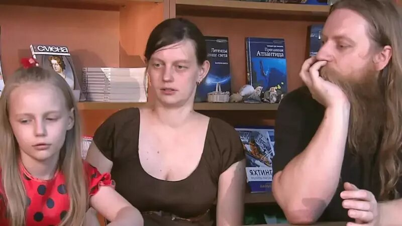    Алиса Теплякова с родителями. Фото: стоп-кадр из передачи.