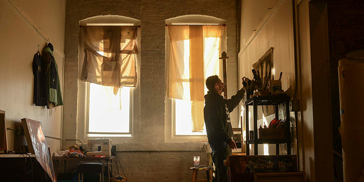 На этом снимке мягкий контровый свет создают два больших окна на заднем плане / Фото: unsplash.com