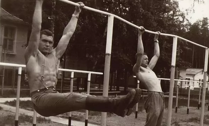 Перекладина- лучший снаряд на физо.