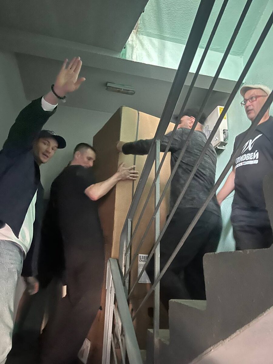 Двухкамерный холодильник Liebherr CNsfd 7723 Plus NoFrost Размеры, ВxШxГ - 201,5x74.7x67,5 см в сериях домов П44Т необходим ручной подьем по лестничному маршу