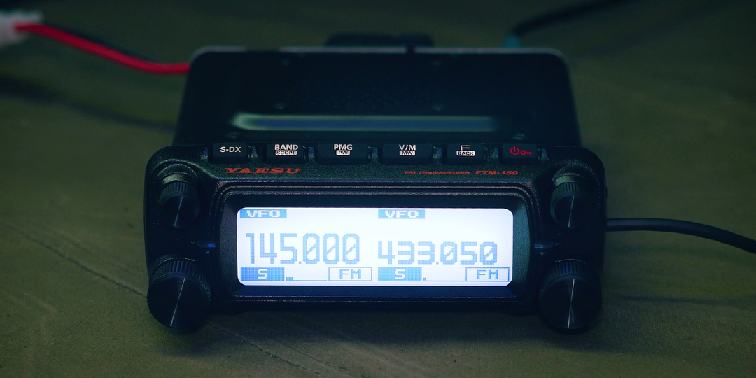 Yaesu FTM-150 — аналоговая радиостанция, но с очень интересной архитектурой - двойной приём и дуплекс.