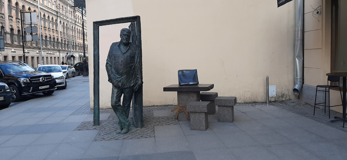 Памятник Довлатову, СПб, 2022