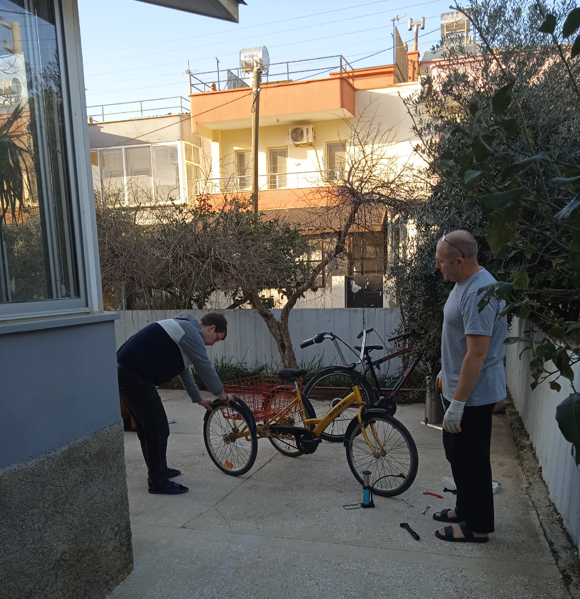 Сережа и Егор ремонтируют велик. Пока только такие у нас транспортные средства