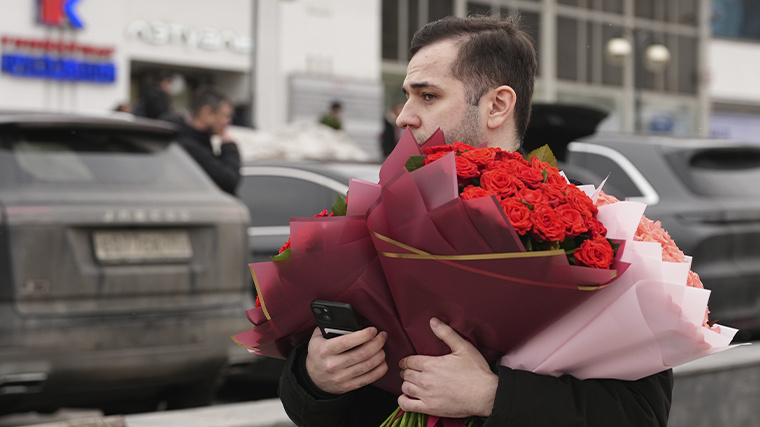    Подарить розы или тюльпаны: какой букет цветов выбрать и купить на 8 Марта? Фото: ИЗВЕСТИЯ/Эдуард Корниенко