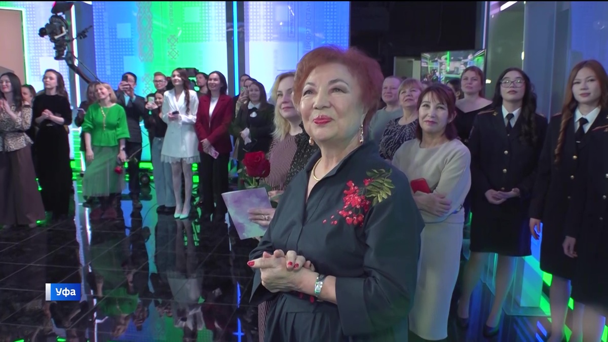    В канун 8 Марта в ГТРК «Башкортостан» поздравили диктора Наилю Галяутдинову