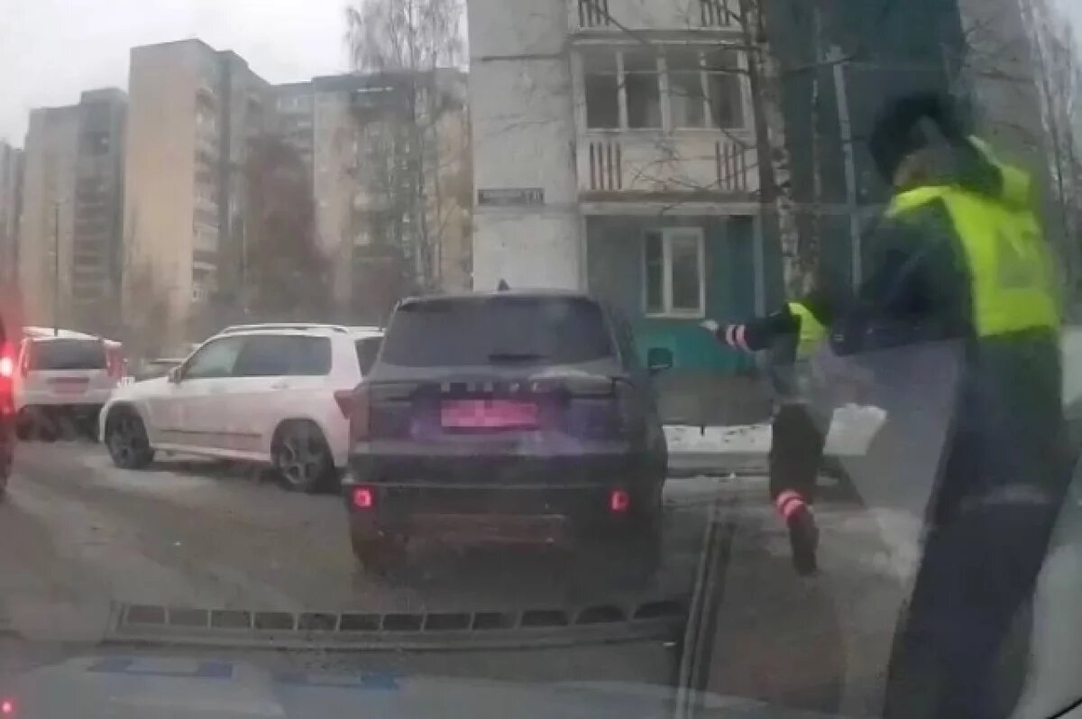    Пьяный мужчина по пути в аптеку сбил полицейского в Петербурге