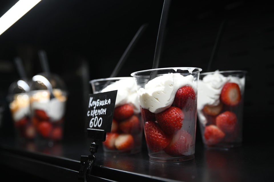    Клубника пористая, микробы могут проникать не только на поверхность, но и в трещины. Алексей БУЛАТОВ