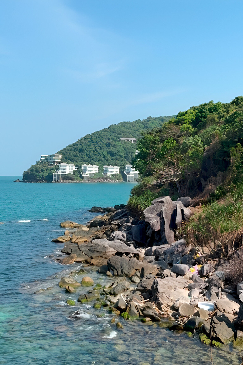 Вот так сейчас выглядит один из огромных гостиничных комплексов. Фотография сделана с максимально близкого разрешенного расстояния: один отель занимает несколько километров побережья. Фото: Виктория Смирнова