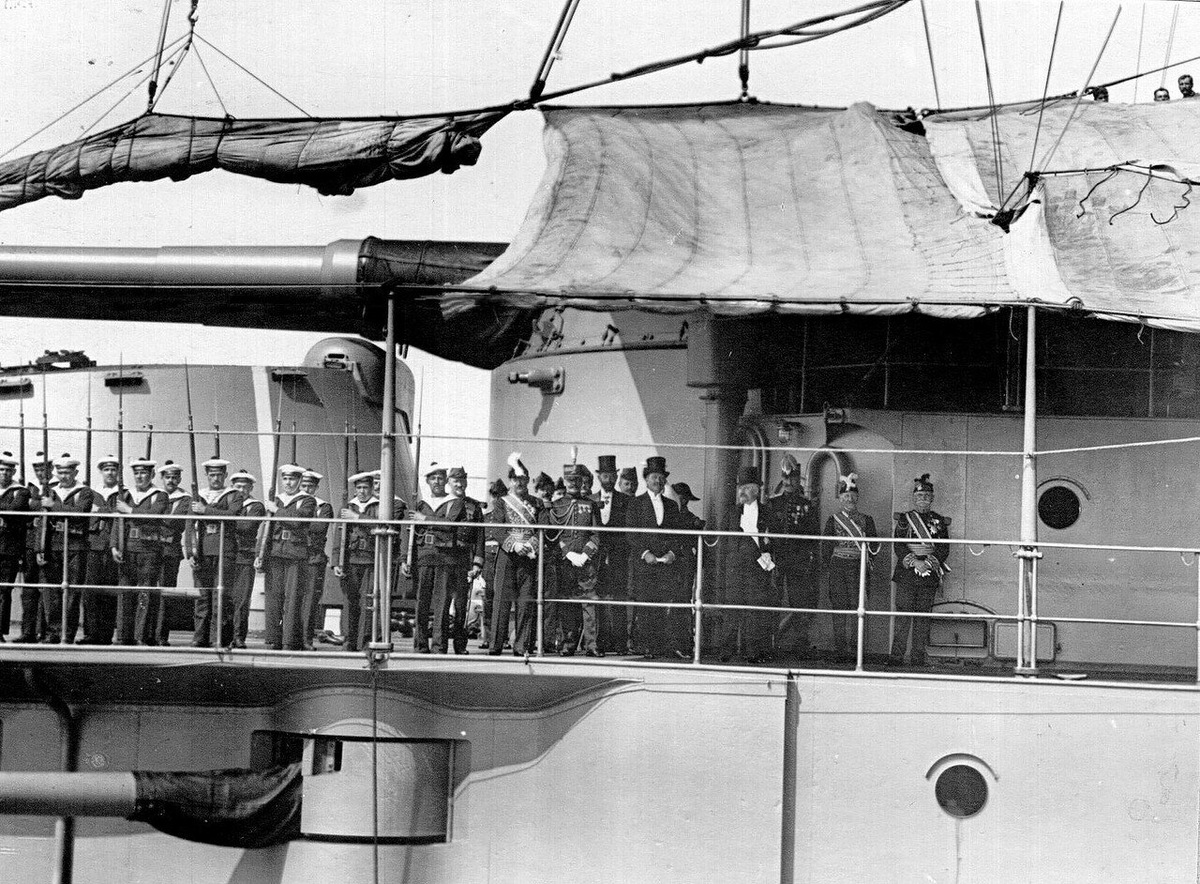 Президент Французской Республики Раймон Пуанкаре, министр-президент Рене Вивиани, адмирал Ле-Бери и сопровождающие их лица на верхней палубе броненосца «Франция». 7 июля 1914