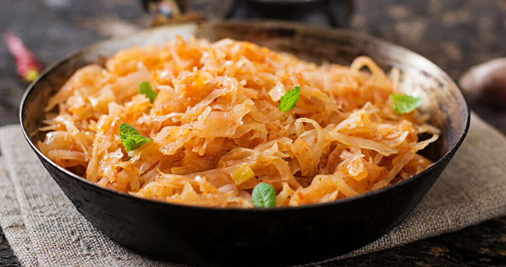 Ароматная тушеная капуста с черносливом и орехами: пошаговый рецепт