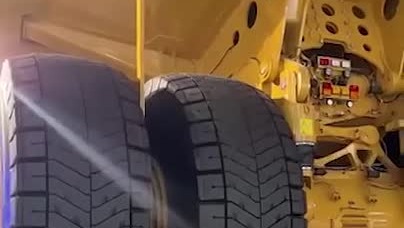 РИА Новости Крым | Размерчик что надо! Самосвал Caterpillar 798 AC с ...