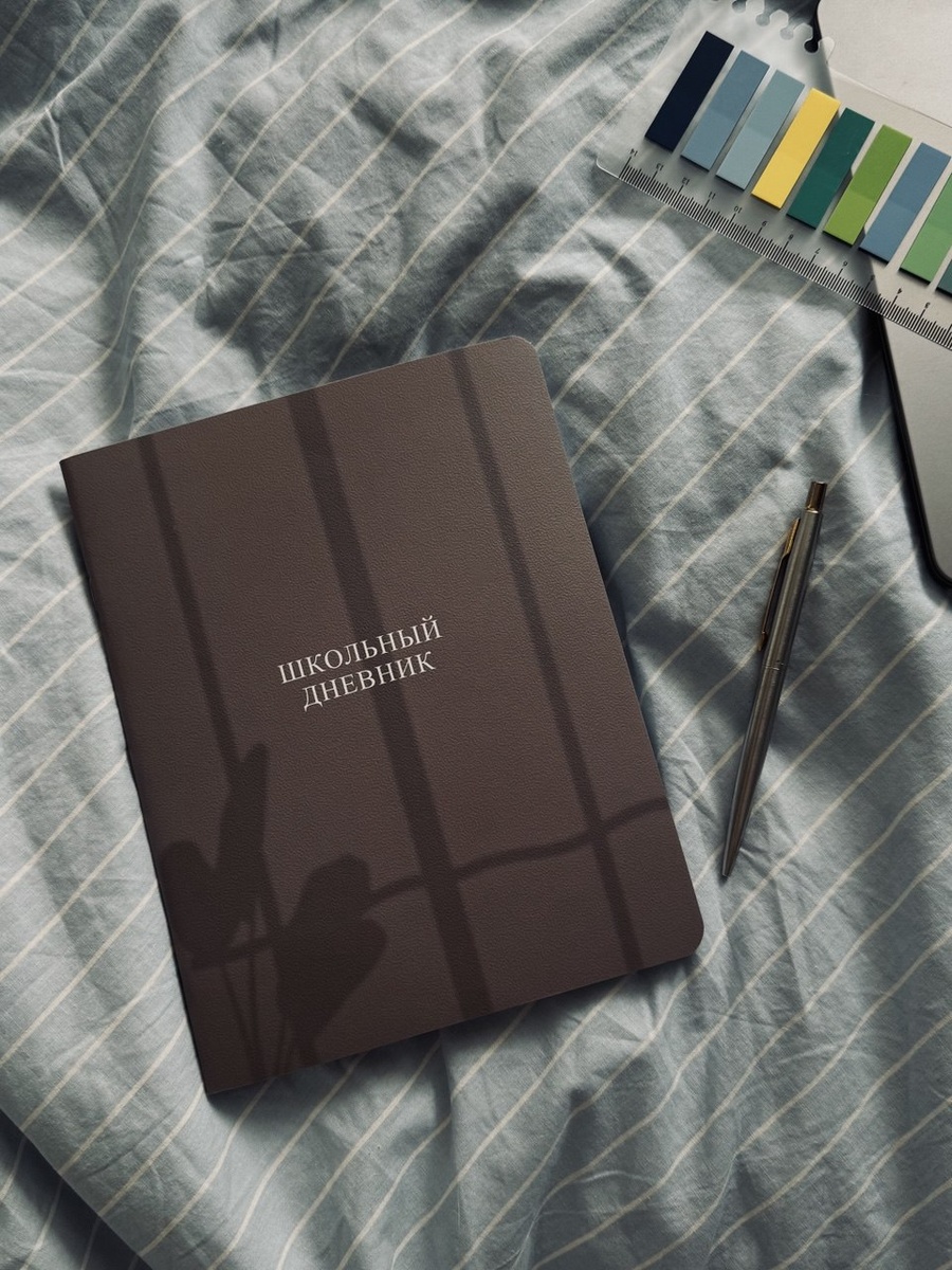 Я завела себе простой школьный дневник для планирования дел на неделю. В конце дневника на страничках, где должны располагаться оценки за четверти, я организовала список прочитанного. Очень удобно и позволяет контролировать тематические направления того, что я планирую прочитать. Читаю обычно не то, что под руку подвернётся, а по стратегии: беру одну тему или одно течение, например, почвенники, и читаю ярких представителей таковой.