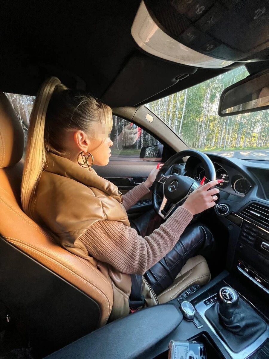 Пока люди влезали в долги, она разъезжала на дорогих иномарках. Фото: соцсети