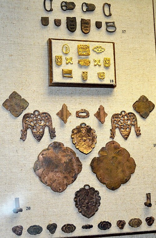    Кузнецами производились как скромные украшения для простого населения, так и пышные для знати. Основными изделиями литейщиков и ювелиров являлись личные украшения и украшения поясов и сбруи