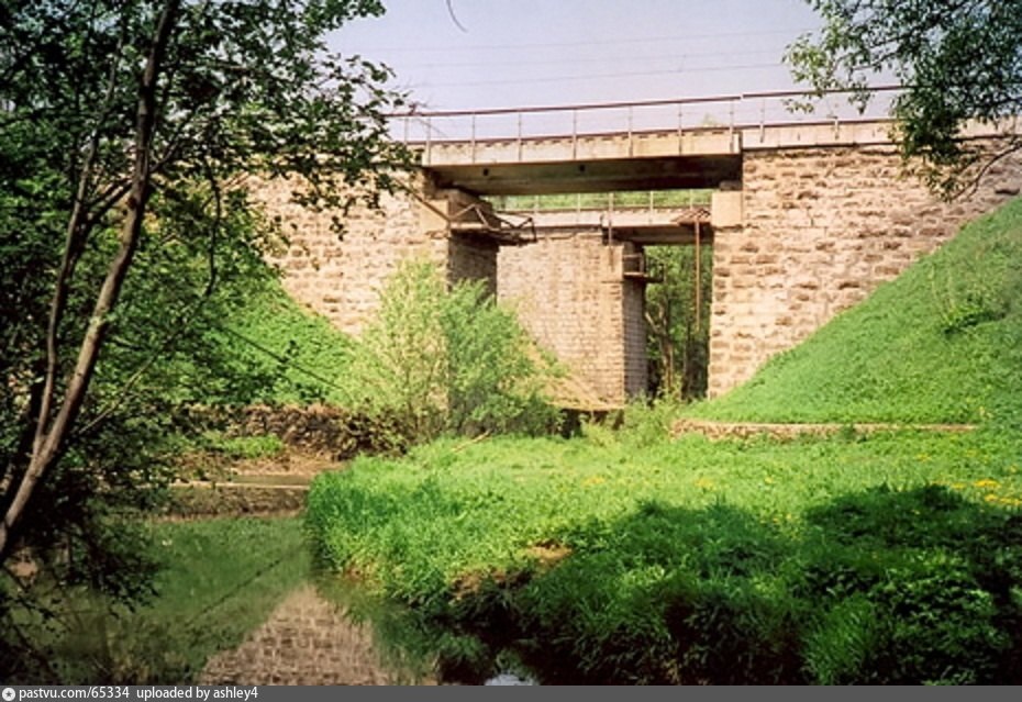 Железнодорожный мост через реку Сетунь, рядом со станцией Переделкино.