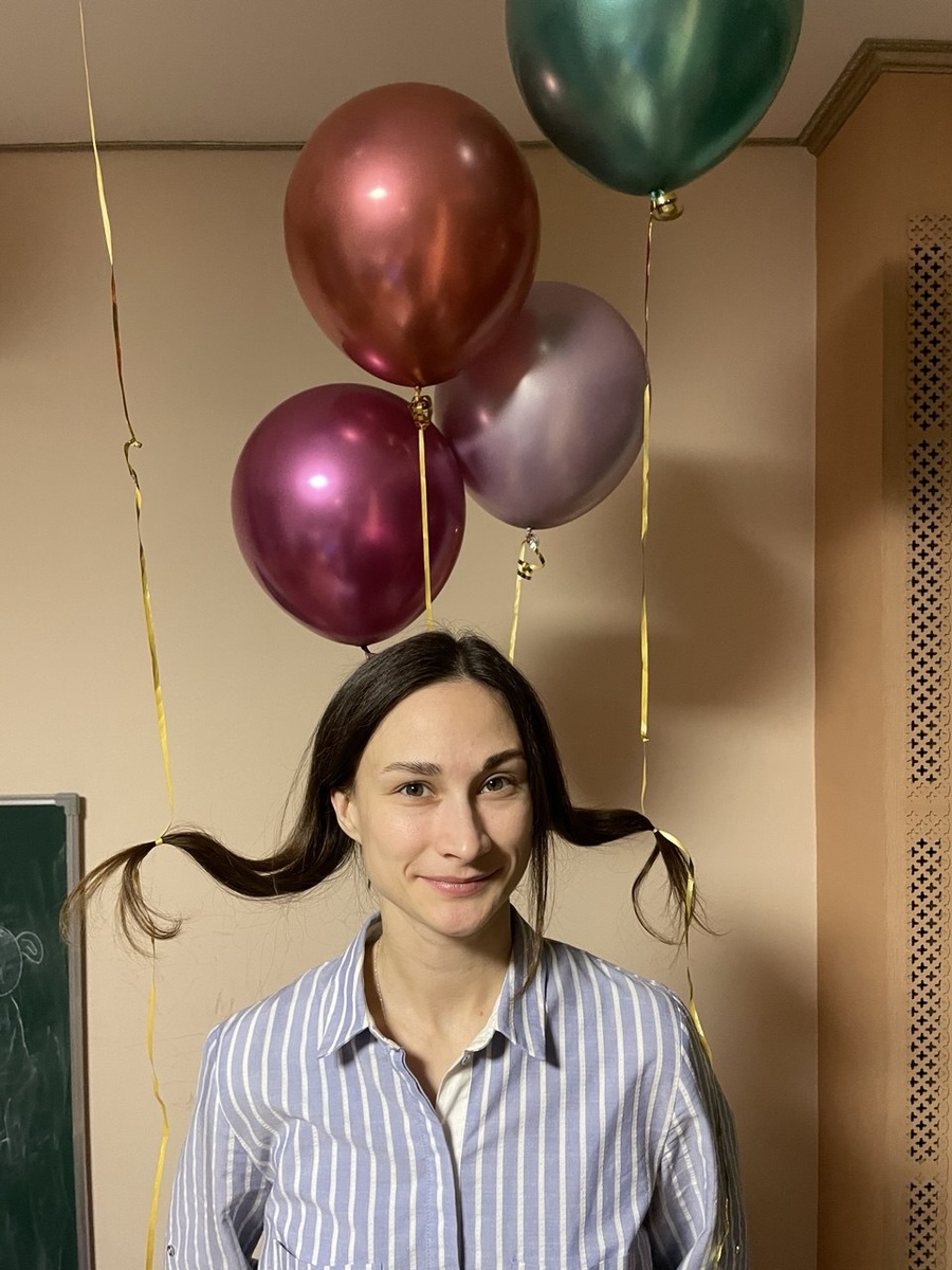 В полиптихе (представлены не все части) Максима Митлянского «Коридор» (2013-2016) память складывает части в целое. В голове фрагментами сплывают детали былого: коммунальный коридор, обои в лилию, общий телефон. В центре событий любознательный мальчик. Ему тут хорошо и интересно.