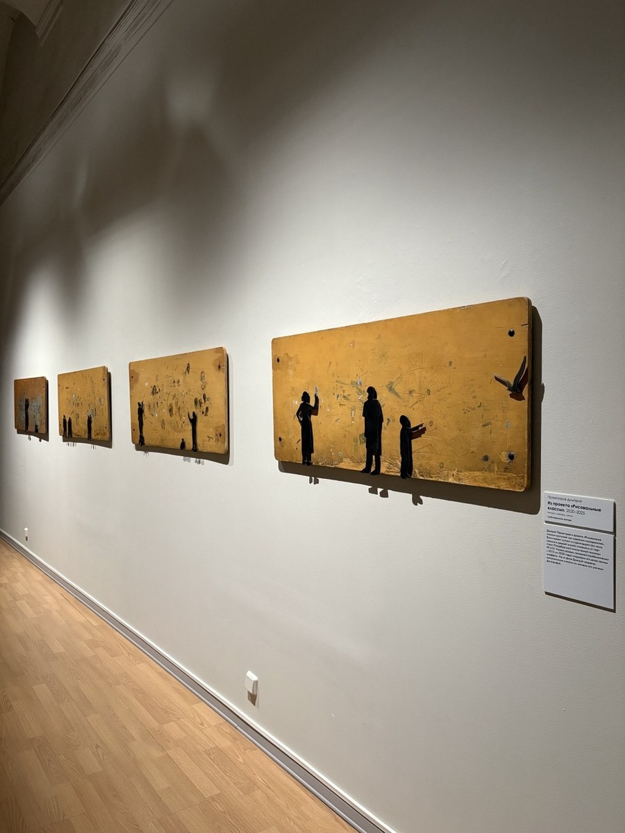 Последние полтора года я жила впервые в коммунальной квартире. Узнала изнанку питерских жителей, измерила свой уровень бытового принятия и терпимости. Искренне любила свою комнату с первой минуты. Показывала знакомым, с восхищением рассказывая про минусы и плюсы. Старалась передать мое удивление историей, устоям, людям.