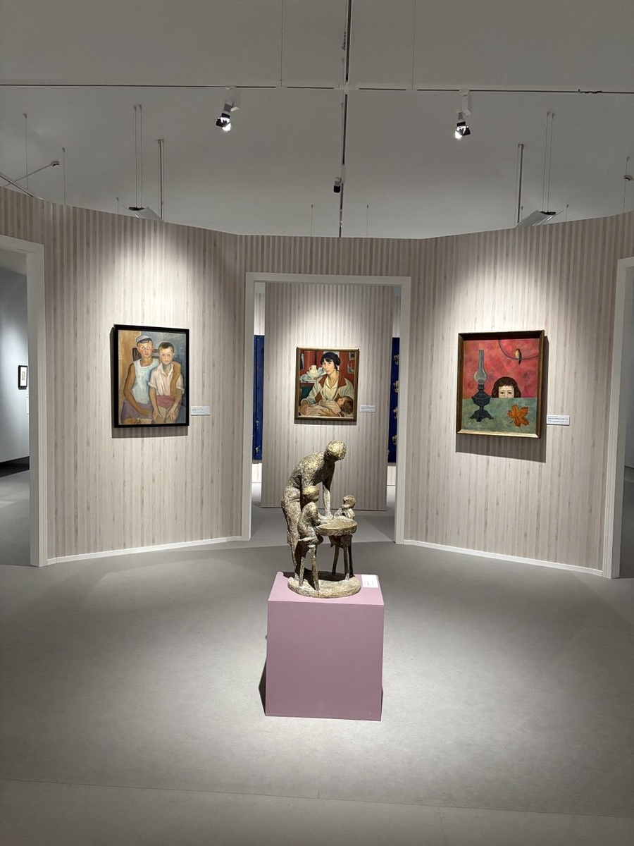 Знающие люди считают, что половину работ не стоило выставлять - было бы не так скучно. Формирование выставок по принципу «Собаки», «Детство» и прочее не соответствуют развитию 21 века. Досадные описки в подписях и на экранах огорчают.