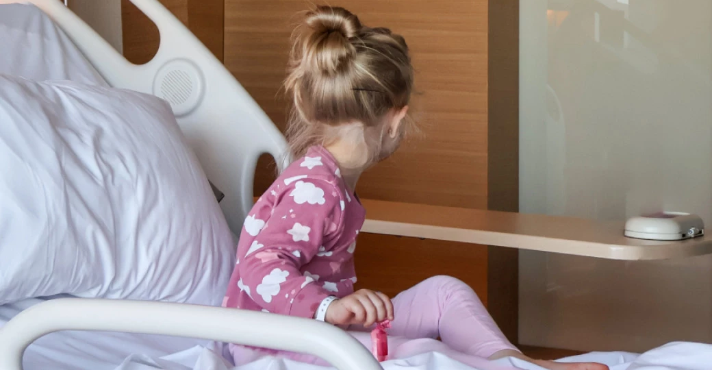 У трехлетней девочки начался преждевременный пубертат, вероятно, из-за гормональных препаратов матери