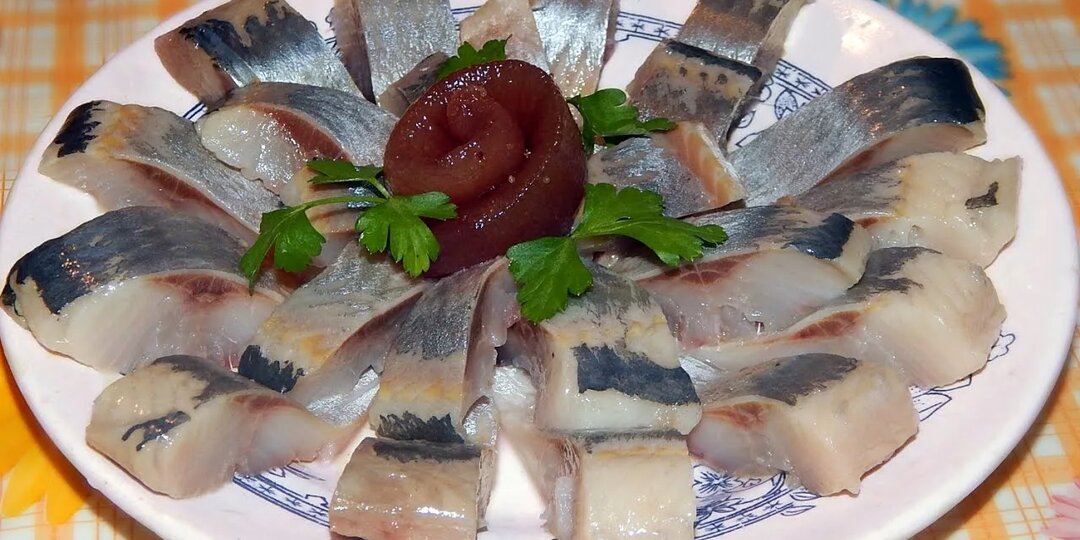 Чем полезна селедка и в каком виде ее лучше употреблять