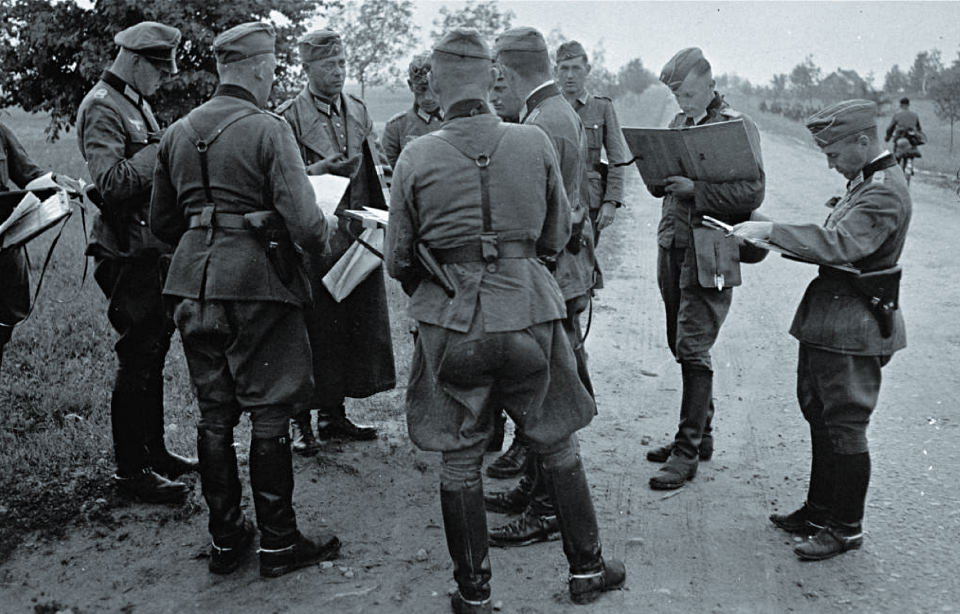 Германские офицеры изучают полученные приказы во время вторжения в СССР, лето 1941 г.