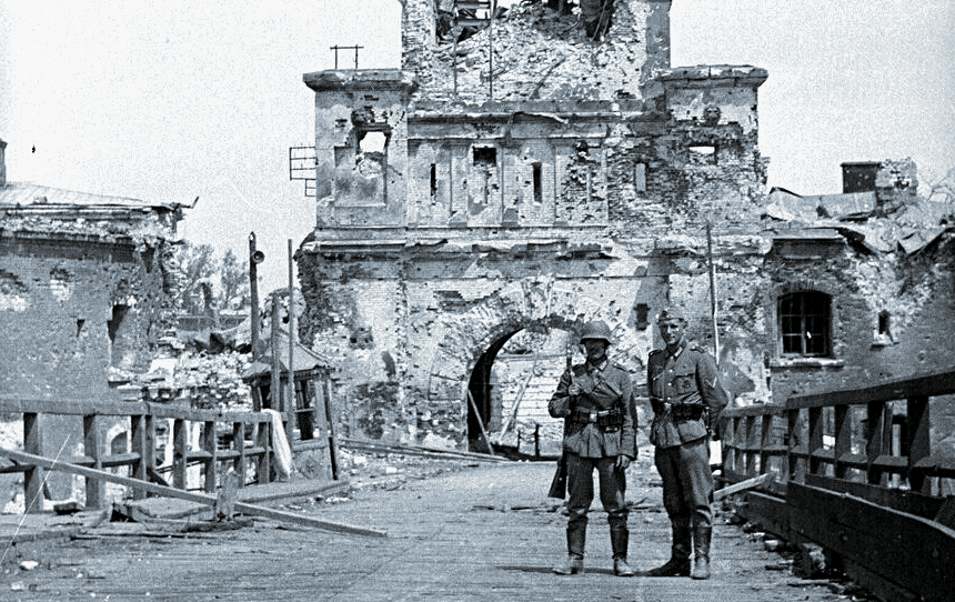 Солдаты 45-й пехотной дивизии после окончания боев в Цитадели.