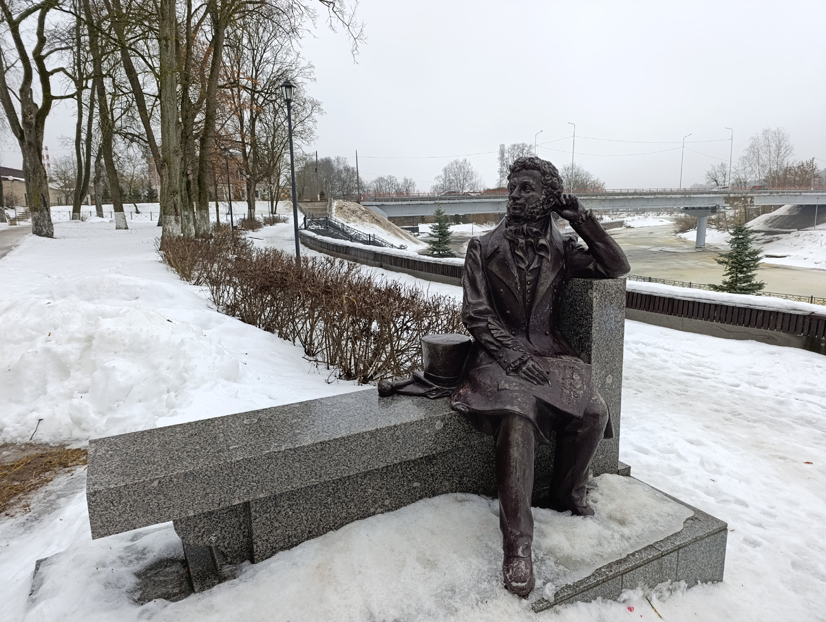 Памятник Пушкину в Луге на набережной.