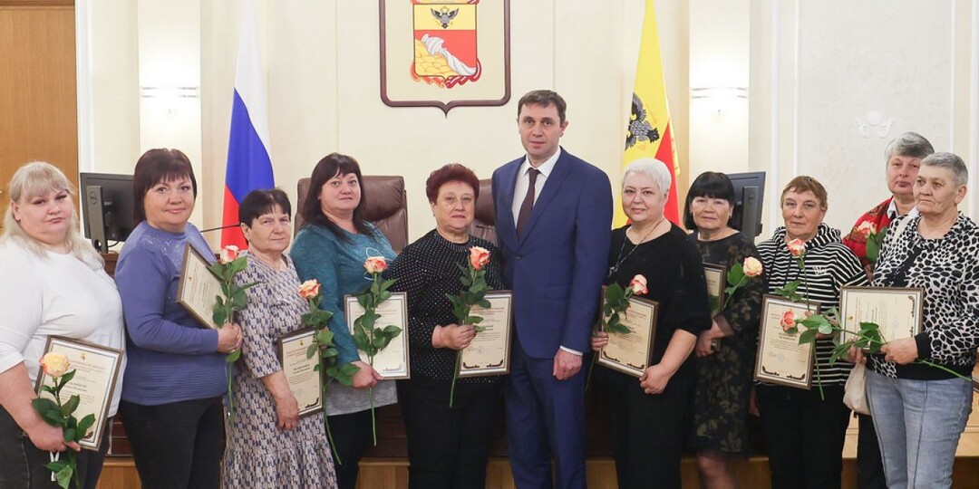 Мэр проникновенно поздравил женщин, чьи результаты труда мы видим каждый день