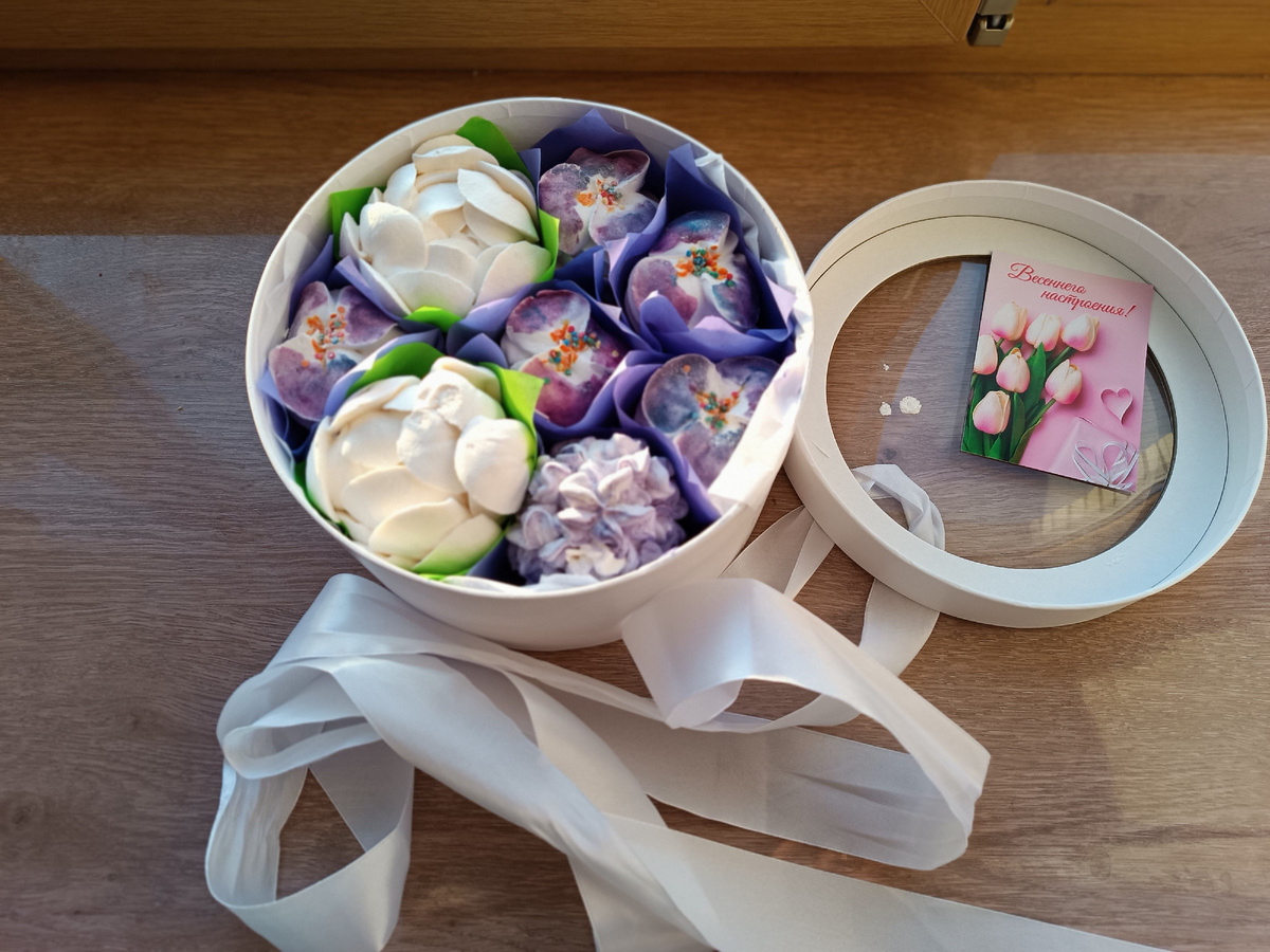 Такой интересный зефир мне подарили. Даже пробовать жалко такую красоту 