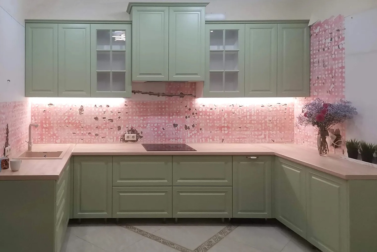 Кухня после, еще в процессе ремонта. Я не боялась, что в фаски на фасадах будет забиваться грязь: дорог рядом нет, пыли с окон минимум. Плюс я любитель уборки и чистоты, малейшие пятна вытираю сразу