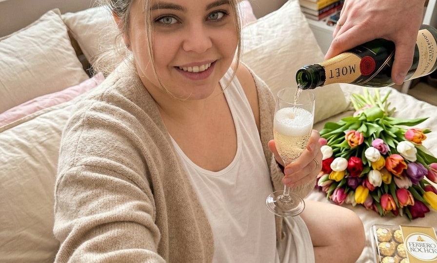 Феминизм — это мужской заговор? Почему 8 марта мы пьем шампанское за их счет