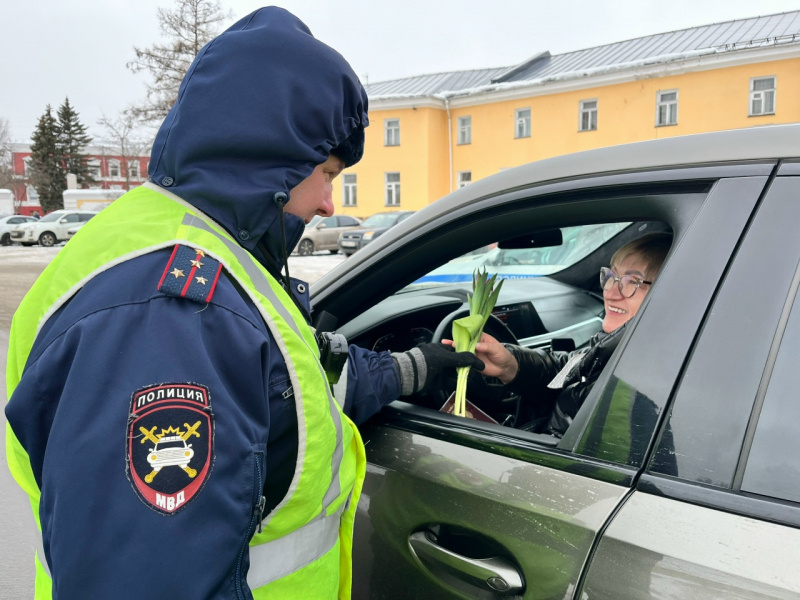    "Цветочный патруль" ГАИ устроил сюрприз автоледи ПетрозаводскаГосавтоинспекция Петрозаводска