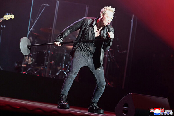 Певец Shaman выступает на торжественном гала-концерте, посвященном 80-летию освобождения Корейского полуострова от японской оккупации, в Пхеньянском дворце спорта, 16 августа 2025 года / kcna.kp   📷