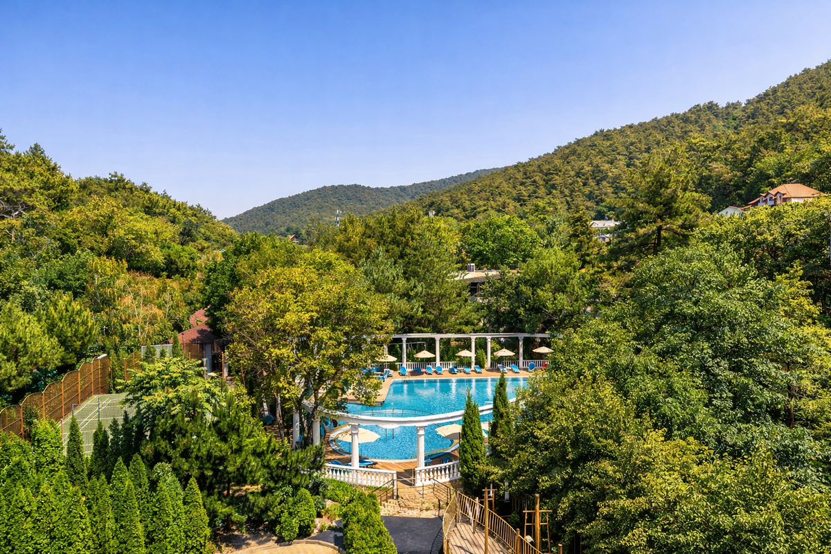 Общий вид ГК Благодать в Джанхоте на фоне Пицундских сосен. 