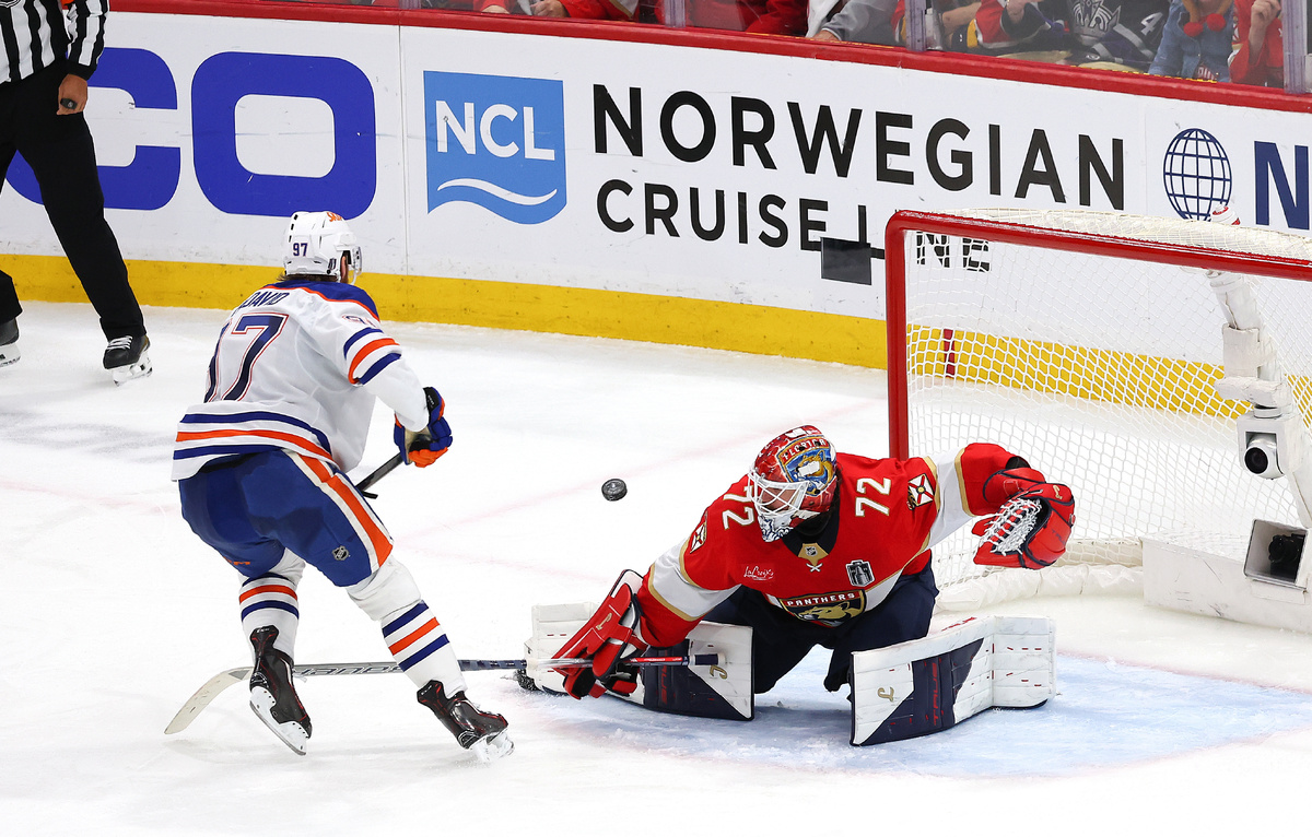    Нападающий "Эдмонтона" Коннор Макдэвид и вратарь "Флориды" Сергей Бобровский  Mike Carlson/Getty Images