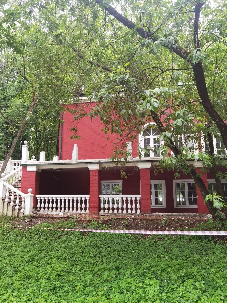 2. Лето 2023. Начало демонтажа пристроек украшений.