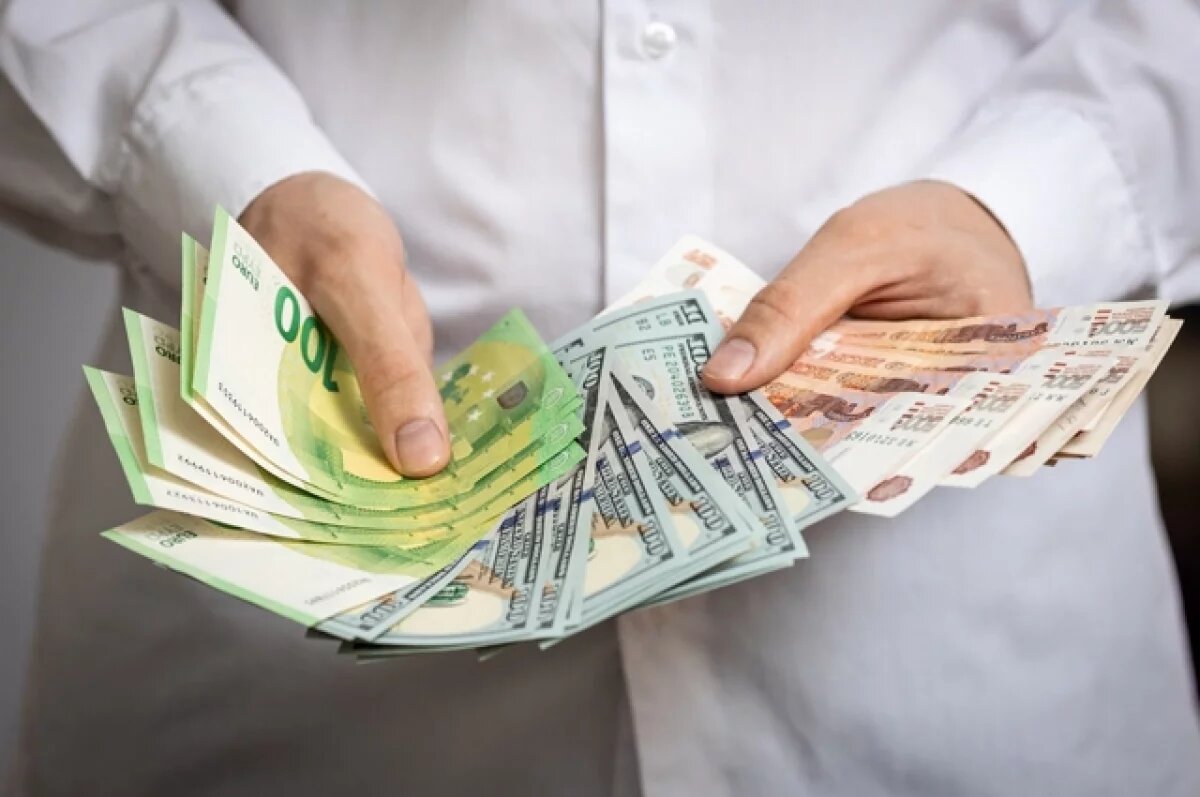    В пятницу один «американец» стоит 78,19 рубля, «европеец» — 90,79 рубля, это официальные котировки Центробанка.