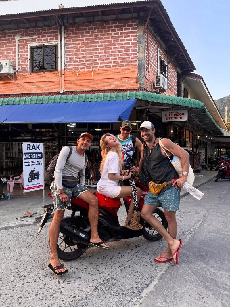     Антон Филипенко и Анастасия Уколова с друзьями