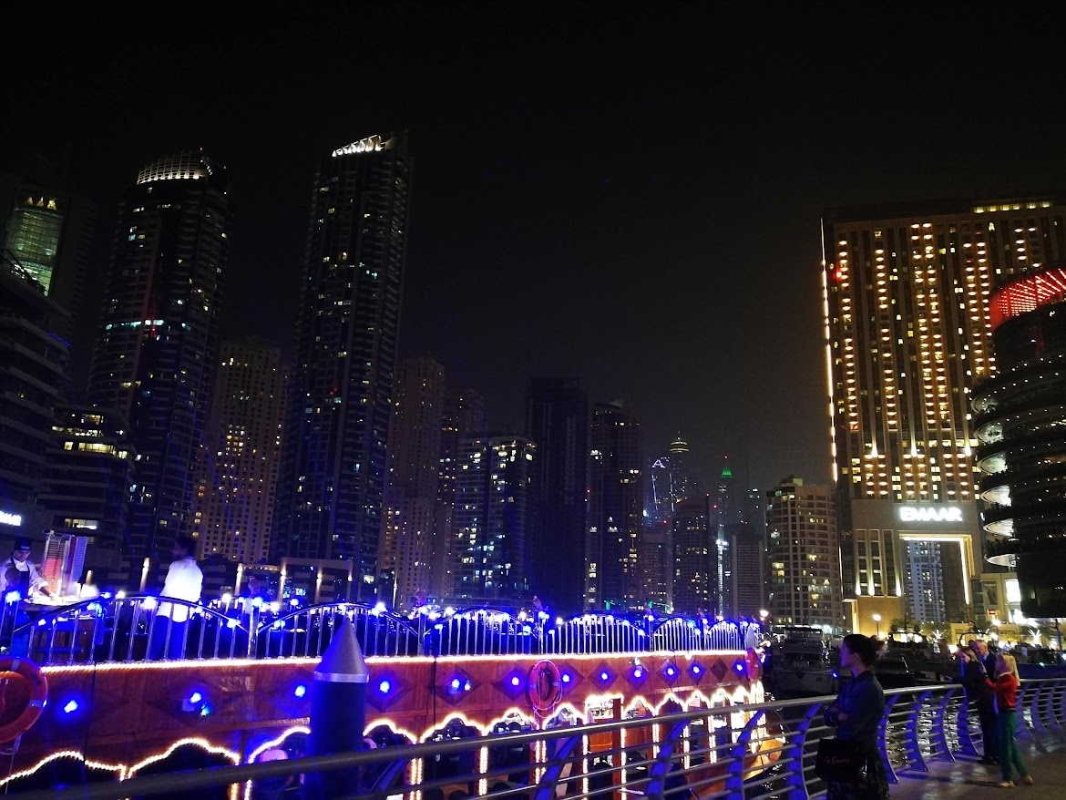 Темные дела творятся в этом светящемся городе. Но это не точно.