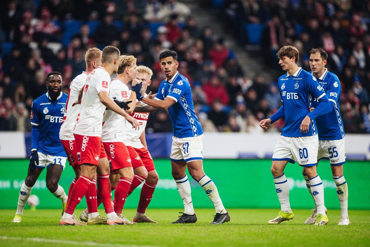 Дэвид Рикардо (в центре), Тимофей Маринкин и Максим Осипенко (справа)