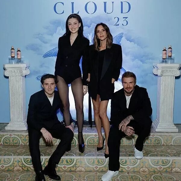 Никола с семьей мужа📷
