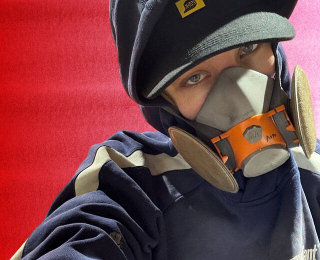 Знакомьтесь, Валерия Пичугина — сварщица, блогер (и экс-звукорежиссер!) из Петербурга вдохновляет женщин работать на заводах