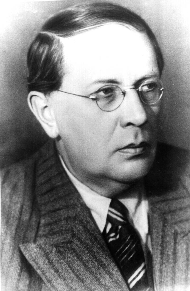 Алексей Толстой - потомственный дворянин и любимый писатель Иосифа Сталина. 