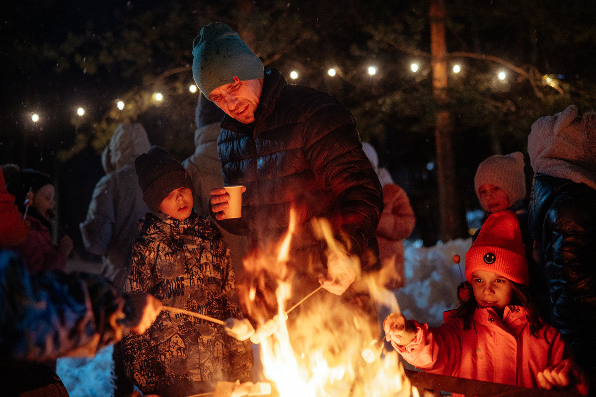 Собраться всей семьей у костра- бесценно!