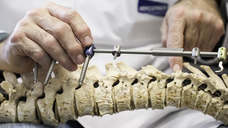 Калькулятор здоровья: сколько на самом деле стоит «бесплатная» операция на позвоночнике?